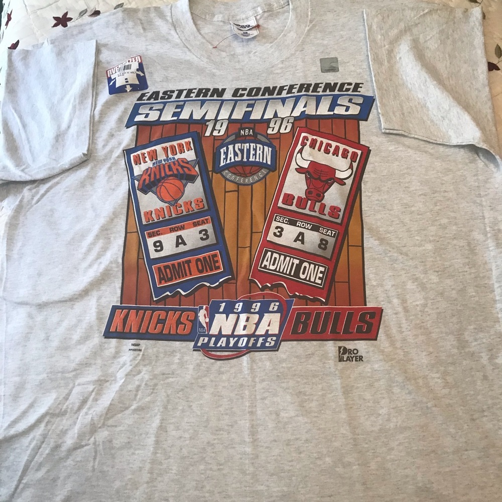 Vintage 90s bulls vs knicks T shirt
